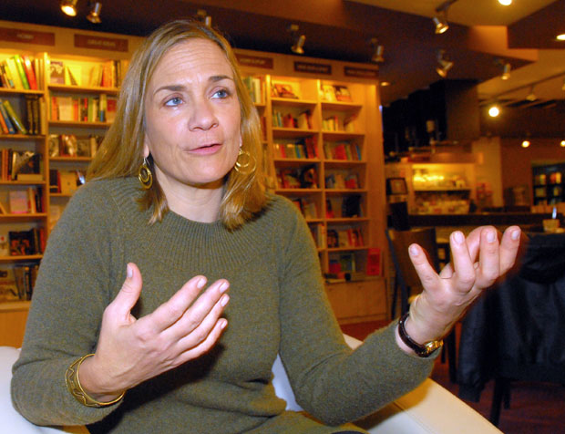 “Још живимо у МУШКОМ СВЕТУ, остаје нам много до РАВНОПРАВНОСТИ”: Трејси Шевалије за “Новости” о позицији жена у друштву и љубави 